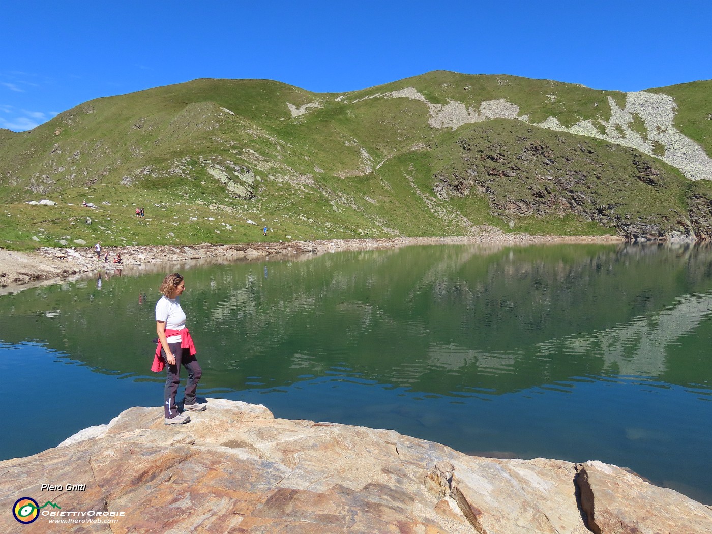 19 Lago Moro (2235 m) in alto Passo e Cima di Valcervia (2370 m).JPG